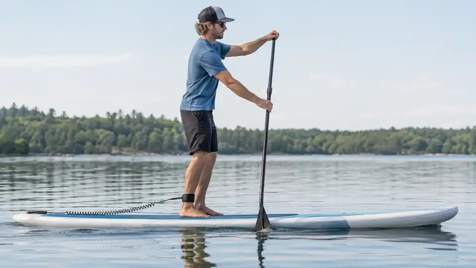 Paddler using a correctly sized SUP paddle with relaxed shoulders
